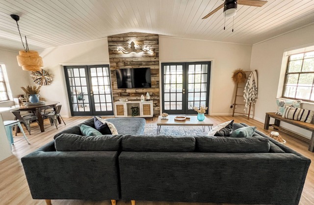 A true waterfront oasis.nRelax and enjoy your stay with the whole family!