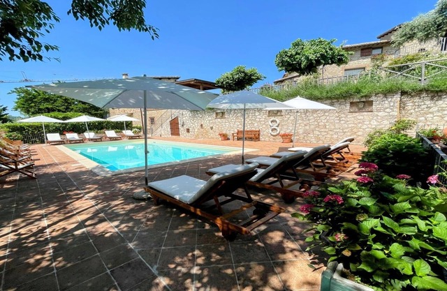 A two floor cottage with 2 patios + patio/garden - sleeps 2/3