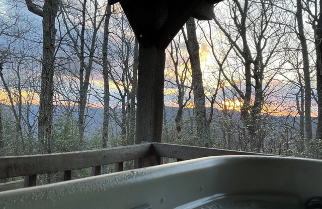 A Unique Bed and Breakfast.Log Cabins, with Hot Tubs and Breakfast Delivered Each Morning :)