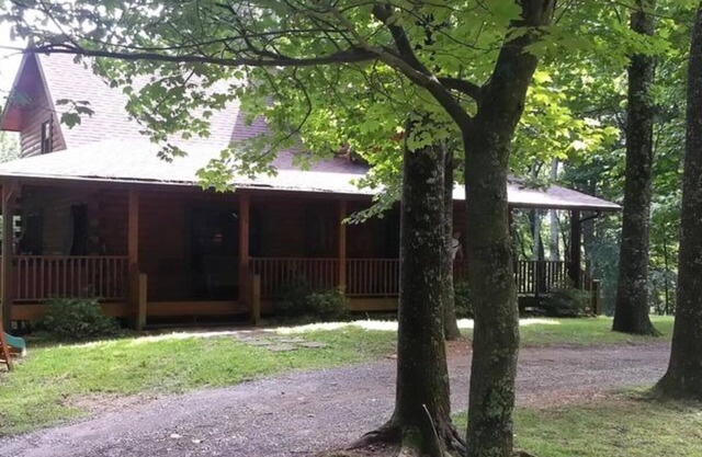 A Unique Bed and Breakfast.Log Cabins, with Hot Tubs and Breakfast Delivered Each Morning :)