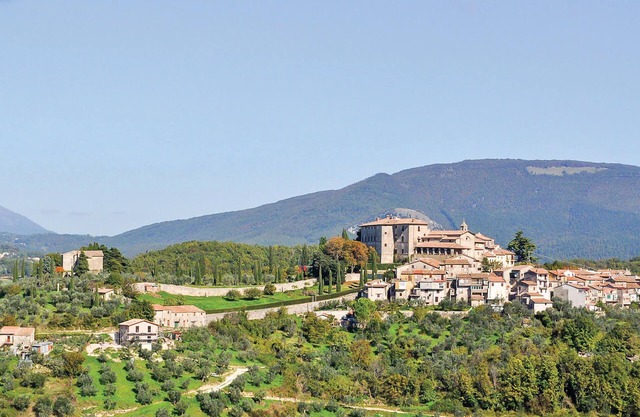 A vacation home built in 1870 in the Lazio region.