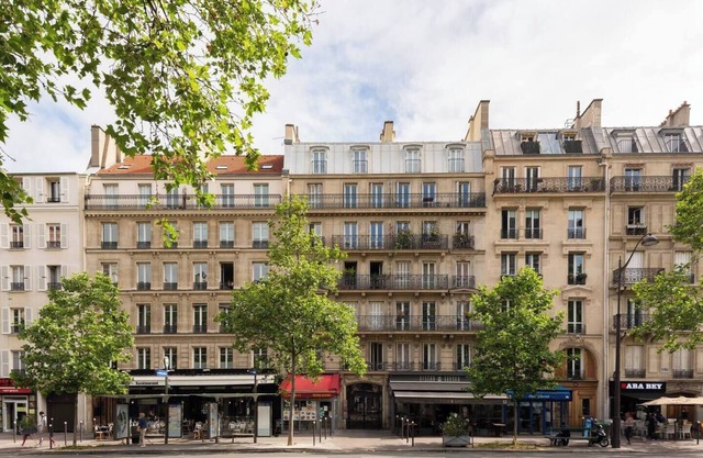 A very functional and warm apartment in St Germain