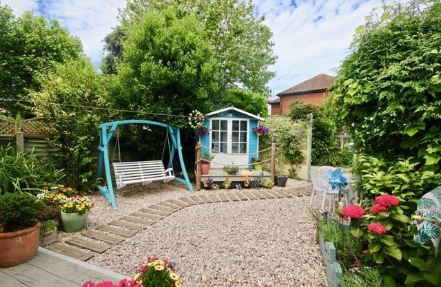 A very pretty two bedroom seaside cottage, a minutes walk from the beach, a fabulous year round holi