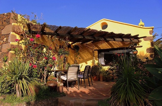 A whole house for you alone! With sun bed, patio, summer kitchen, lounge, WIFI