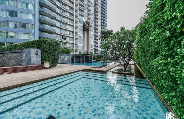 A world-class luxurious condo, standing majestically along the Chao Phraya River