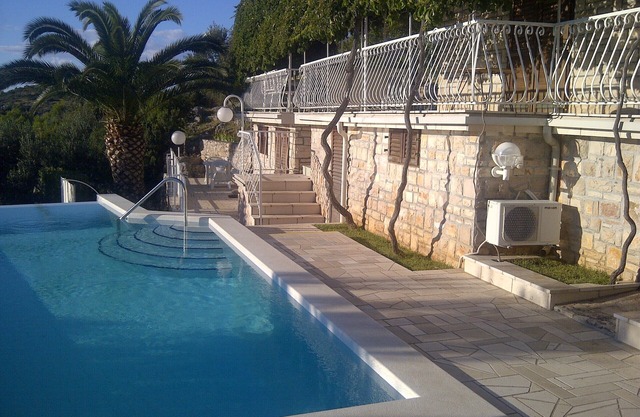 A2 Studio Apartment with 4 beds, heated, infinity swimming pool and Jacuzzi bath
