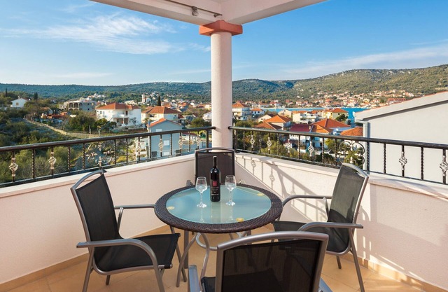 A3 modern apartment with garden, 80m from beach