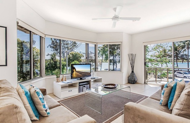 Aarons Villa - Waterfront Perfectly located on Gympie Terrace