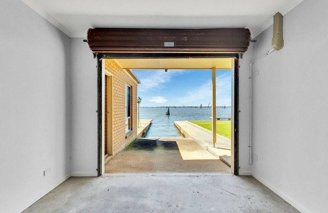Aaroona Lakefront - lake Mulwala views and waterfront property