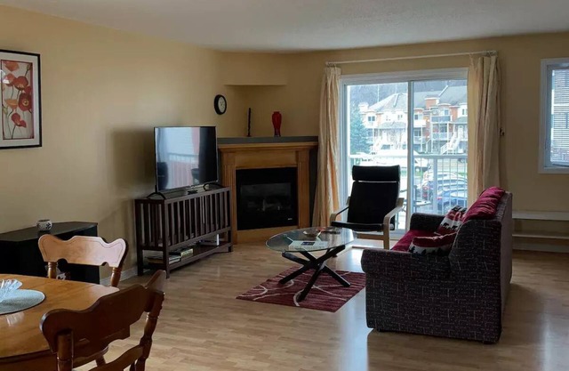 Abanico Apartment by Gatineau Park - long staysnn