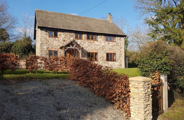 ABBOTT'S RETREAT, pet friendly, with open fire in Bishop's Castle