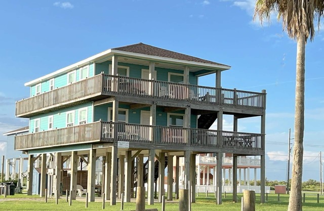 Abby Sands Castle - 2ND ROW - Great views, easy access to quiet beach, WIFI!
