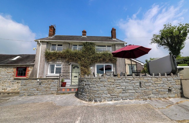 ABERDAUDDWR, pet friendly, with hot tub in Lampeter