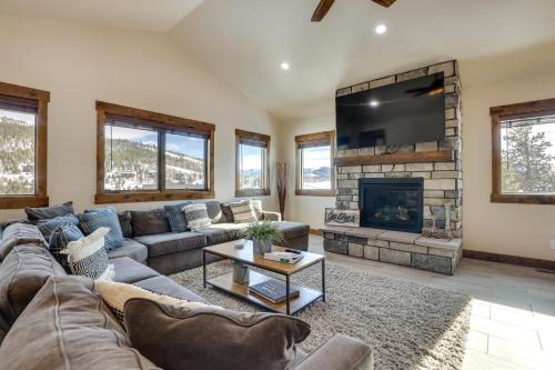 about 3 Mi to Granby Ranch Spacious Cabin Home!