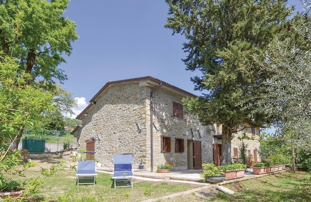 About 6 km above Capolona lies this friendly vacation apartment in the hills, with a fantastic panor