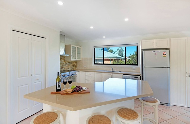 Above by Sanddancers - light, spacious apartment, short walk to beach