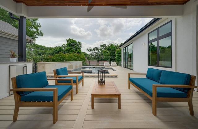 Above Contemporary I Luxury Services I Modern | 3Mi to Downtown I Pool/Spa