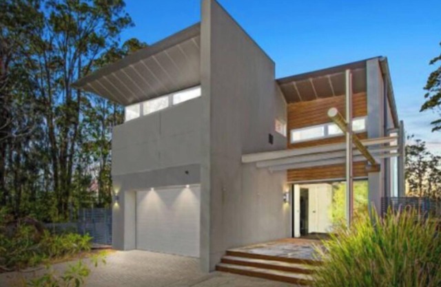 Absolute beachfront Designer house with spa