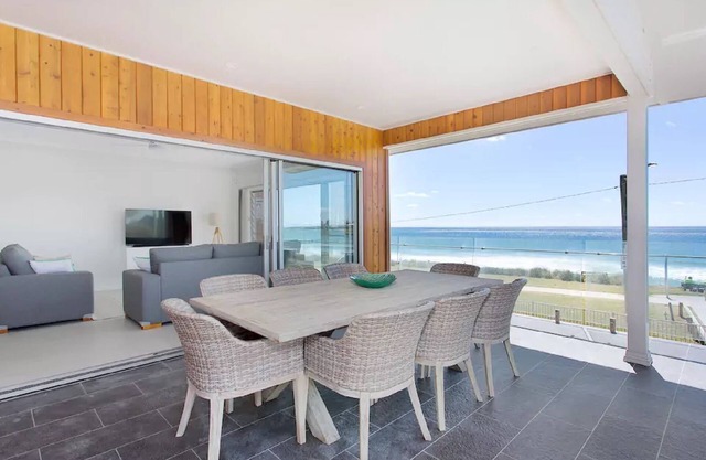 Absolute Beachfront Holiday Apartment w Panoramic Ocean Views
