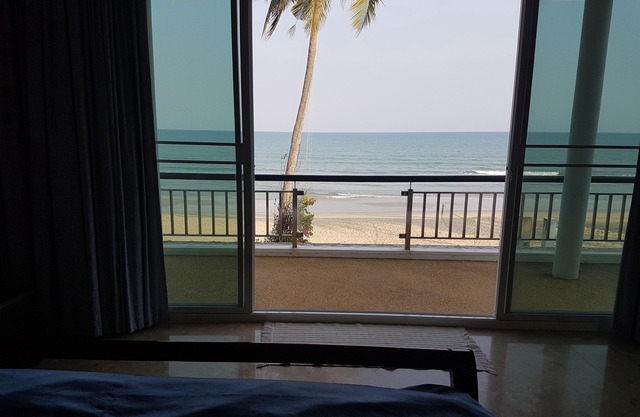 Absolute beechfront, 13 beds, private pool