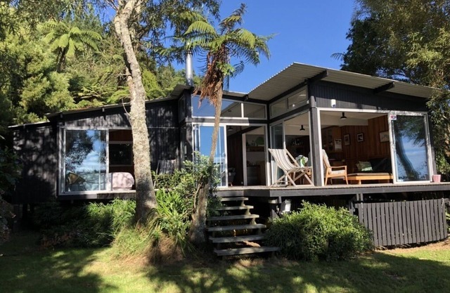Absolute Lake edge - Architects own - Rotoiti bach