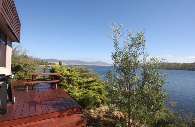 Absolute lakefront, stunning position right in Jindabyne
