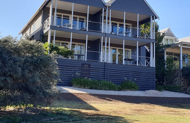 Absolute Lakeside Self-Contained Luxury Apartment