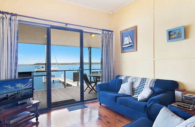 Absolute water front with private jetty! Sunshine Cottage on Lake Macquarie