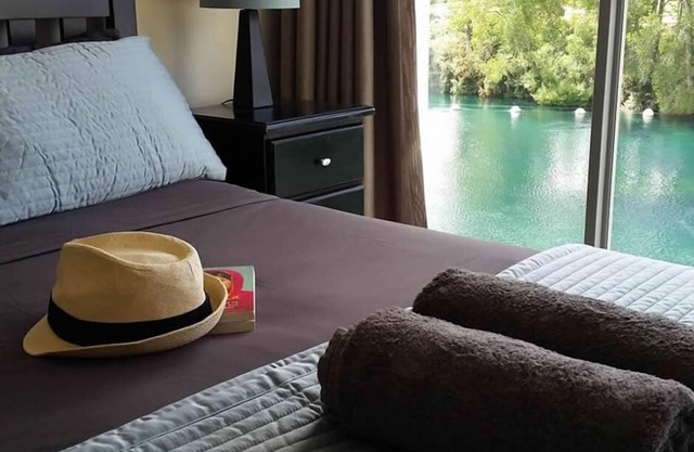 Absolute waterfront apartment. Stunning river views. Swimming pool and kayaks.