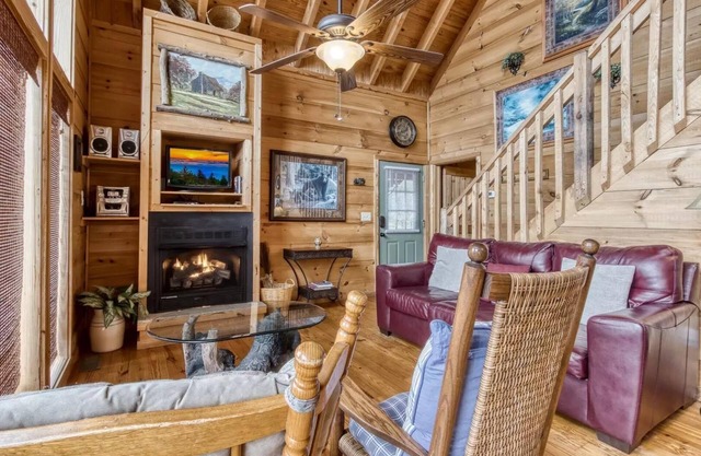 Abundant Views- Ultra-private and spacious cabin with abundant mountain views!