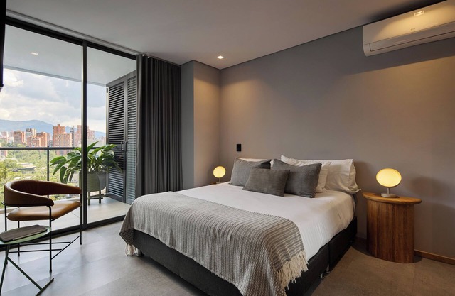 AC-Deluxe-Balcony-Jacuzzi-916