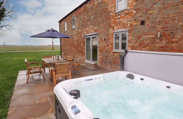 ACACIA BARN, pet friendly, with hot tub in Friskney