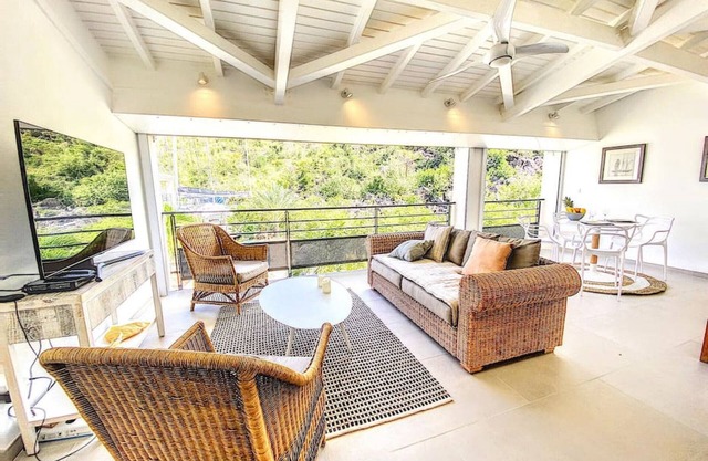 Acacia Marina, luxurious Duplex, Anse Marcel walkable beach