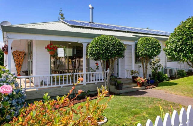Acacia Retreat with Taupo Views and spa, family friendly & walk to the lake
