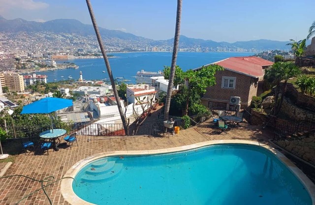 Acapulco Ocean view 5 room 15 pp house. AC, pool .5 m beach Caleta.