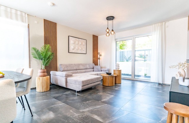 Accessible Luxury Oasis - SnapLiving Apartments - LUXURY & Comfort