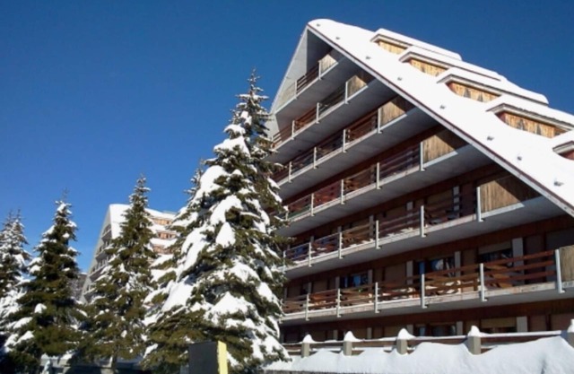 ACCOMMODATION ON TWO LEVELS WITH PRIVATE POOL ON SKI SLOPES