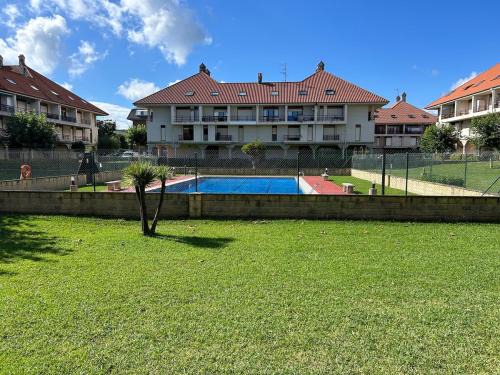 Acogedor dúplex en urbanización con piscina en Ajo