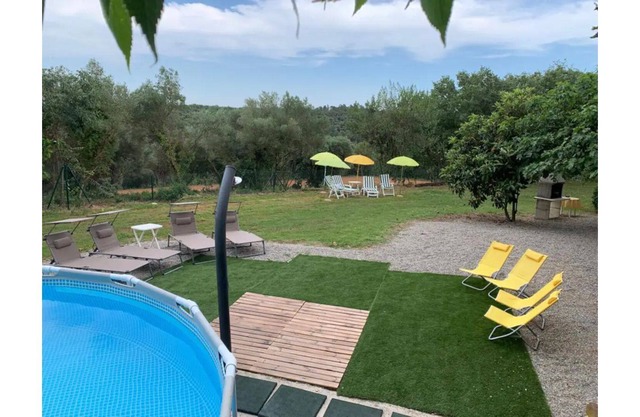 Acogedora casa con amplio jardín y piscina