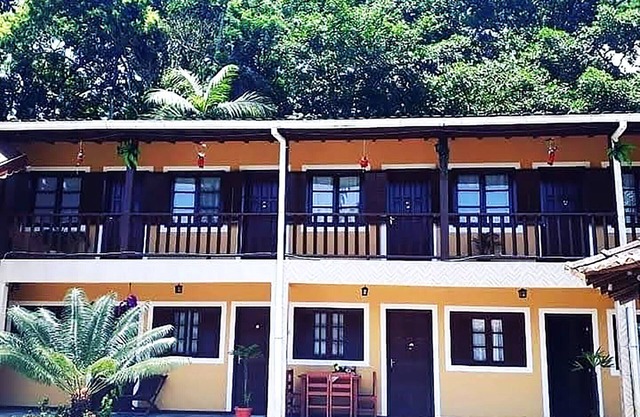 Acolhedora suíte dentro de uma pousada em Paraty