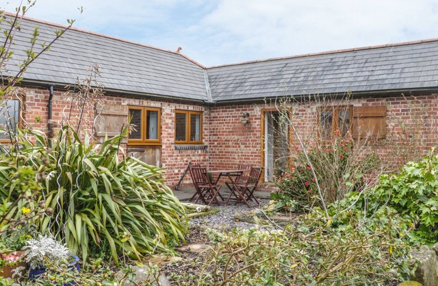 ACORN COTTAGE 2, family friendly, with a garden in Burlton
