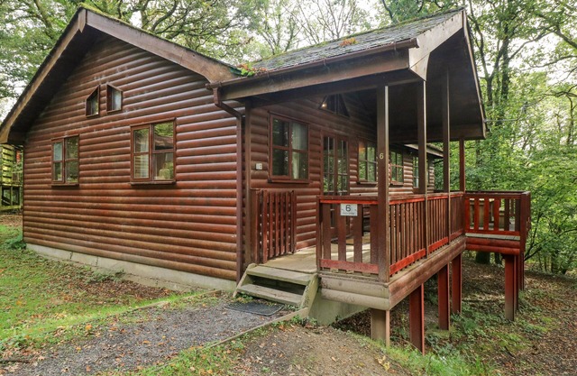 ACORN LODGE, pet friendly, with a garden in St Clears