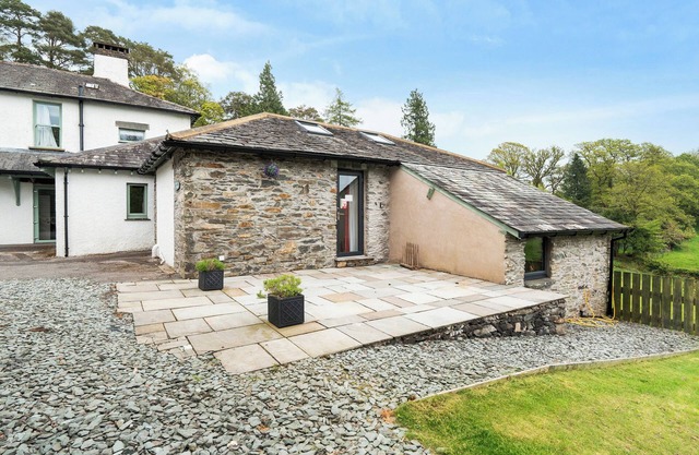 ACORN, with hot tub in Bowness-On-Windermere