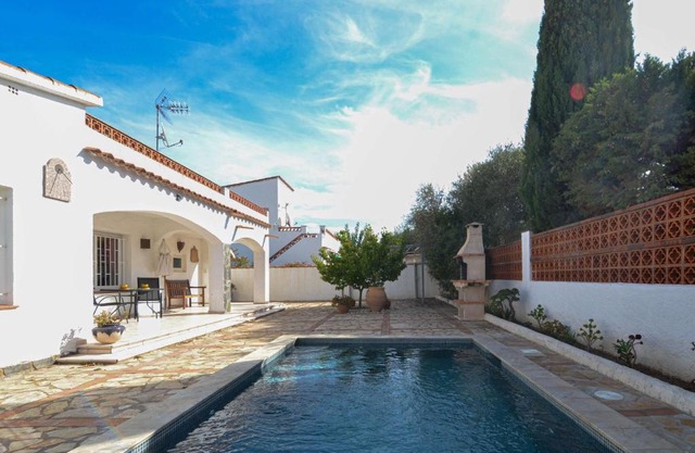 ACP09 MAISON TYPIQUE DE ROSES SECTEUR MAS BUSCA avec UNE PISCINE PRIVEE