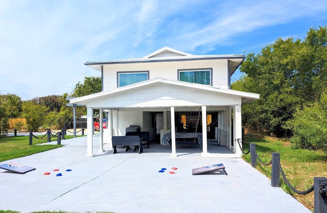 Acre Estate with 2 King Beds and a Playzone