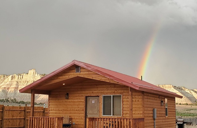 ADA accessible, quaint and spacious cabin in the heart of Bryce Canyon Country