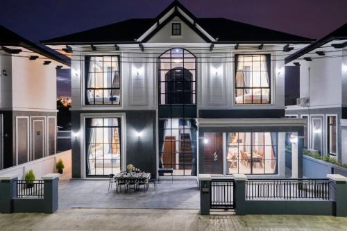 Ada poolvilla pattaya