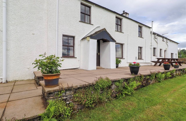 ADDYFIELD FARMHOUSE, family friendly in Bowland Bridge