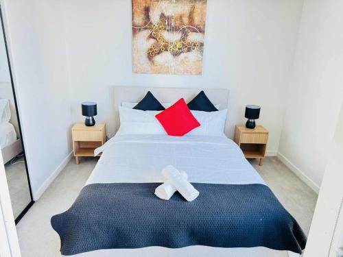 ADEK Apartments North Melb - 2BR Apt near Melb Zoo with free Parking, Pool & Gym