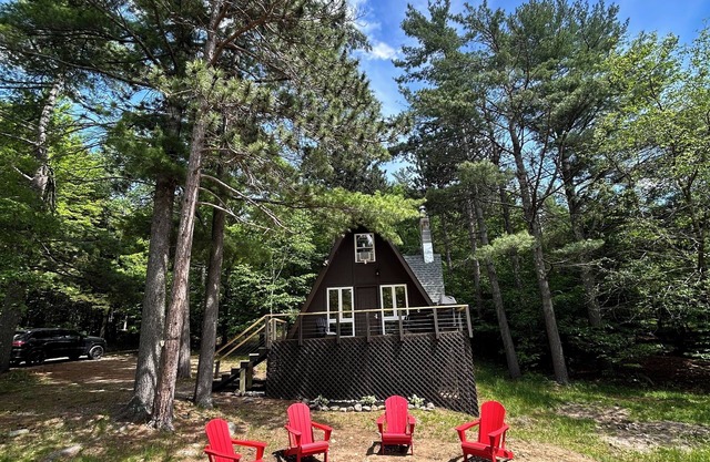 Adirondack Cozy Chalet Private & 3 Minutes to Whiteface Mountain. Pet Friendly.